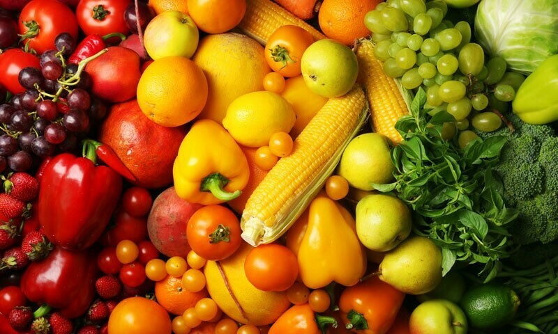 شہریوں کا کہنا ہے کہ تنخواہ دار طبقہ رمضان المبارک میں پھل خریدنے کی استطاعت کھوچکا ہے
&mdash;فائل فوٹو/ شٹراسٹاک