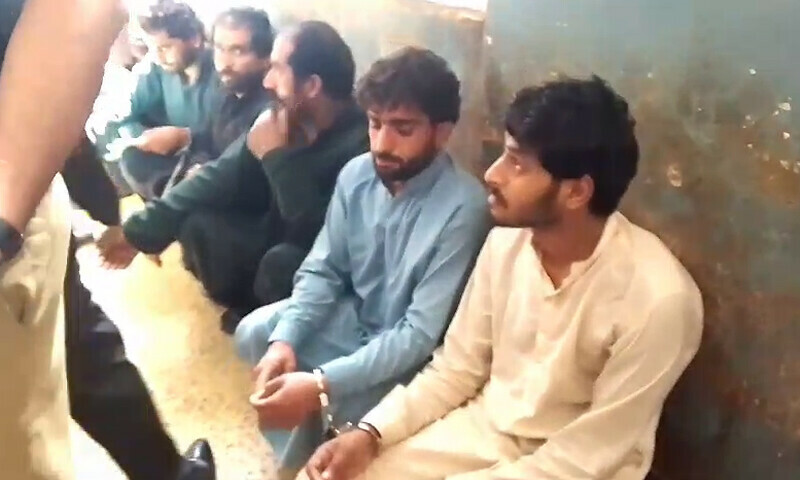 وکیل نے کہا کہ گرفتار افراد ملازمین ہیں جو واقعے کے وقت موجود نہیں تھے، تاہم تفتیشی افسر نے فوٹیج پیش کردی
—فوٹو: ڈان نیوز وکیل نے کہا کہ گرفتار افراد ملازمین ہیں جو واقعے کے وقت موجود نہیں تھے، تاہم تفتیشی افسر نے فوٹیج پیش کردی
—فوٹو: ڈان نیوز