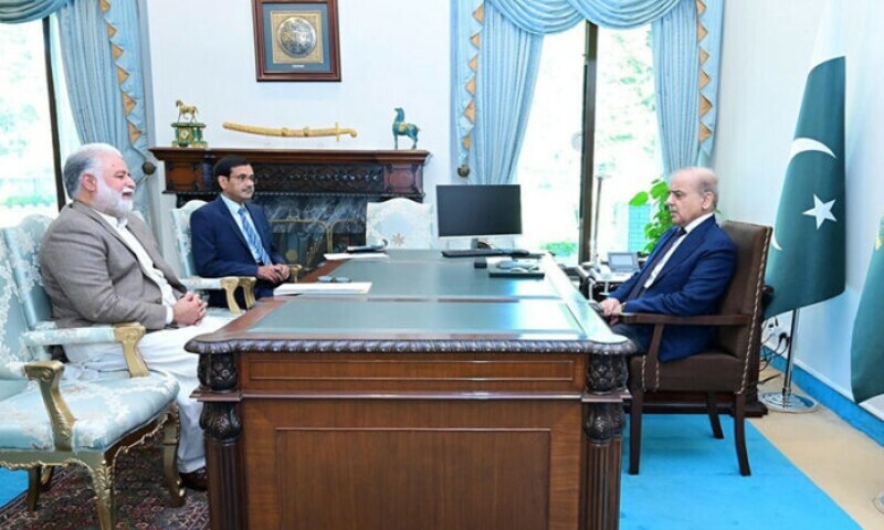 PML-N KP General Secretary Murtaza Javed Abbasi calls on Prime Minister Shahbaz Sharif in Islamabad on Thursday. — APP