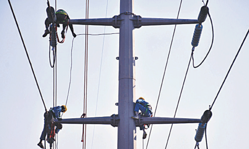 حکام تنخواہ دار طبقے پر ٹیکسوں میں نرمی کے حوالے سے بھی آئی ایم ایف کے ساتھ رابطے میں ہیں —فائل فوٹو حکام تنخواہ دار طبقے پر ٹیکسوں میں نرمی کے حوالے سے بھی آئی ایم ایف کے ساتھ رابطے میں ہیں —فائل فوٹو