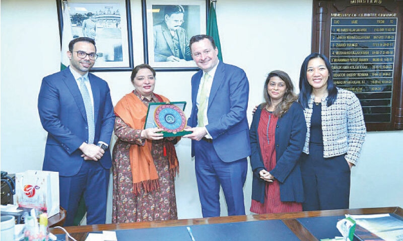 Coordinator to the Prime Minister for Climate Change Romina Khurshid Alam presents a shield to IFC Global Director for Climate Jamie Fergusson in Islamabad on Monday. &mdash; APP