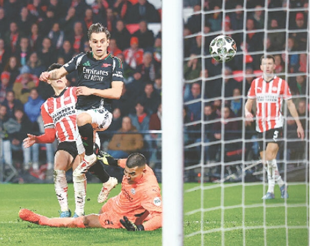 EINDHOVEN: Arsenal’s Leandro Trossard (second L) scores during the last-16 first leg against Eindhoven at the Philips Stadion.—Reuters