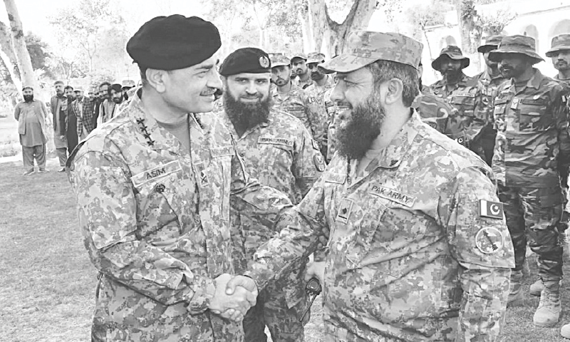 Chief of Army Staff General Asim Munir interacts with troops during his visit to Bannu, on Thursday.&mdash;PPI