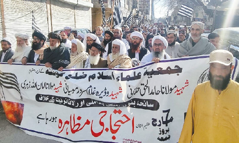 QUETTA: Jamiat Ulema-i-Islam workers hold a demonstration against terrorist attacks in Nowshera and Bannu, on Friday.—PPI QUETTA: Jamiat Ulema-i-Islam workers hold a demonstration against terrorist attacks in Nowshera and Bannu, on Friday.—PPI