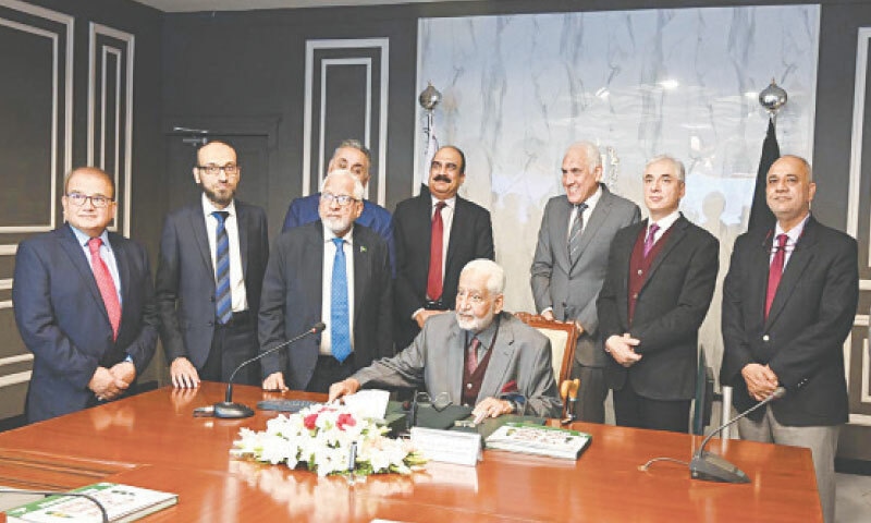 Founding Nadra chairman retired Maj Gen Zahid Ehsan unveils Pakistan’s first dematerialised ID card during a ceremony in Islamabad on Monday. Nadra Chairman Lt Gen Mohammad Munir Afsar and other officials are also present on the occasion. — APP