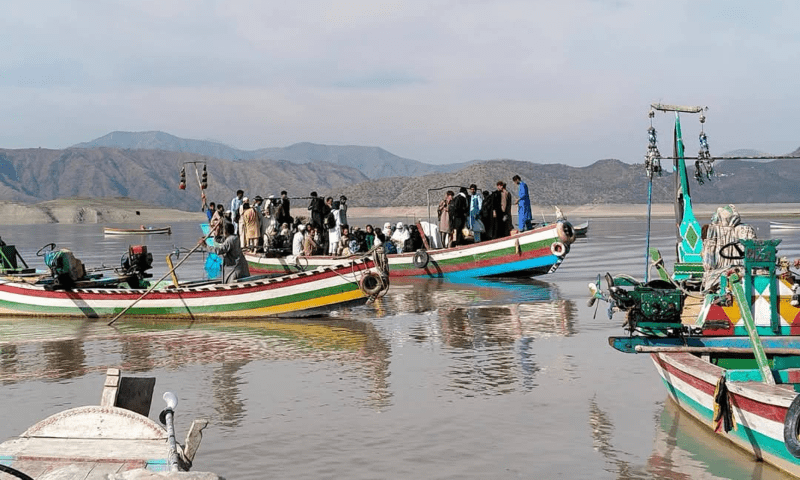 Passengers are stranded after their boat ran aground near Tarbela Dam in the Haripur district of Khyber Pakhtunkhwa&rsquo;s Hazara Division on April 6. &mdash; DawnNewsTV