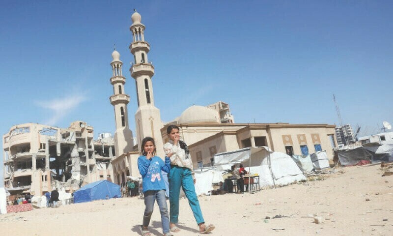 اسرائیلی میڈیا کے مطابق صہیونی فوج کے حفاظتی حصار میں انسانی امداد غزہ تک پہنچانے پر غور کیا جارہا ہے
—فوٹو: اے ایف پی اسرائیلی میڈیا کے مطابق صہیونی فوج کے حفاظتی حصار میں انسانی امداد غزہ تک پہنچانے پر غور کیا جارہا ہے
—فوٹو: اے ایف پی