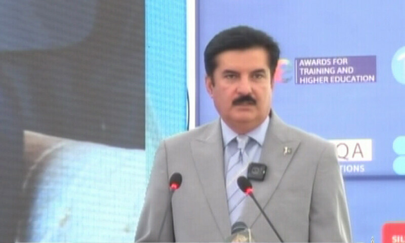 گورنر فیصل کریم نے کہا کہ وزیراعلیٰ کے پی مائنز اینڈ منرلز بل پر دیگر جماعتوں کے ساتھ بیٹھ کر بات چیت کریں
&mdash; فوٹو: ڈان نیوز