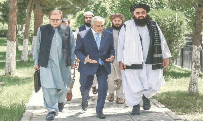 نائب وزیراعظم اسحٰق ڈار نے دورہ کابل میں افغان وزیر خارجہ امیر خان متقی سے بھی ملاقات کی&mdash; تصویر: اے ایف پی