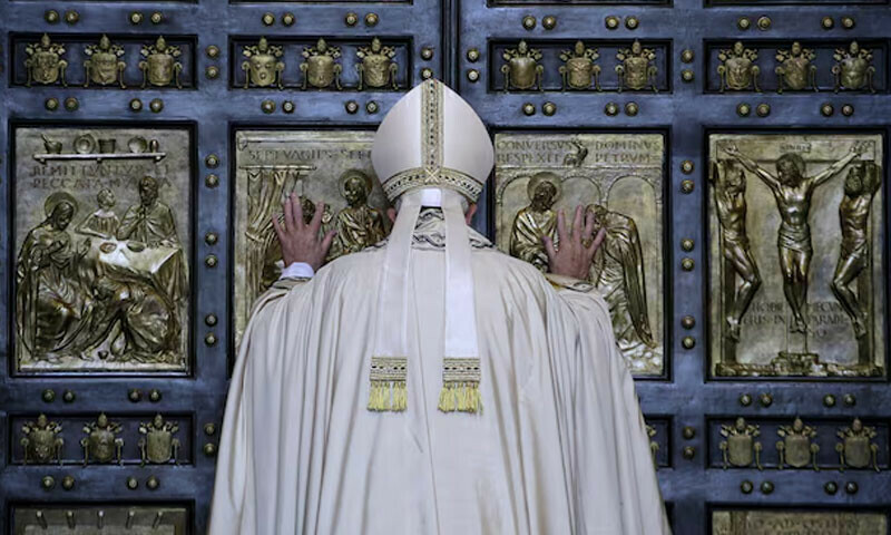 پوپ فرانسس 2015 میں ویٹی کن سٹی میں مقدس دروازہ کھولتے ہوئے—فوٹو: رائٹرز پوپ فرانسس 2015 میں ویٹی کن سٹی میں مقدس دروازہ کھولتے ہوئے—فوٹو: رائٹرز