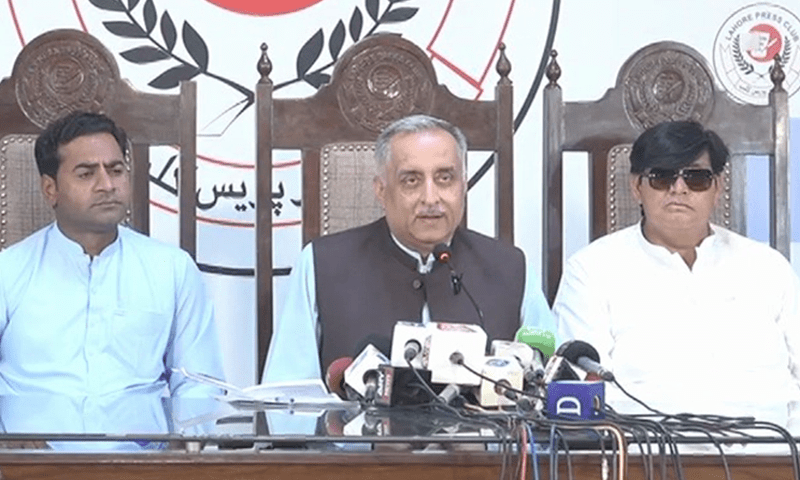 کسان اتحاد کے عہدیداروں نے کہا کہ ہم تو مزدور اور کسان لوگ ہیں، لسی چٹنی کھالیں گے، لیکن عوام کیا کریں گے — فوٹو: ڈان کسان اتحاد کے عہدیداروں نے کہا کہ ہم تو مزدور اور کسان لوگ ہیں، لسی چٹنی کھالیں گے، لیکن عوام کیا کریں گے — فوٹو: ڈان