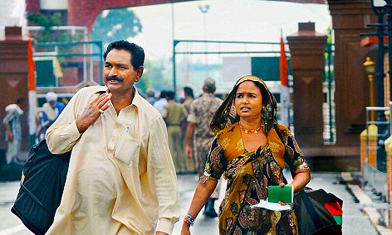 ایک پاکستانی ہندو جوڑا واہگہ کے راستے بھارت میں داخل ہو رہا ہے — فائل فوٹو اے ایف پی ایک پاکستانی ہندو جوڑا واہگہ کے راستے بھارت میں داخل ہو رہا ہے — فائل فوٹو اے ایف پی