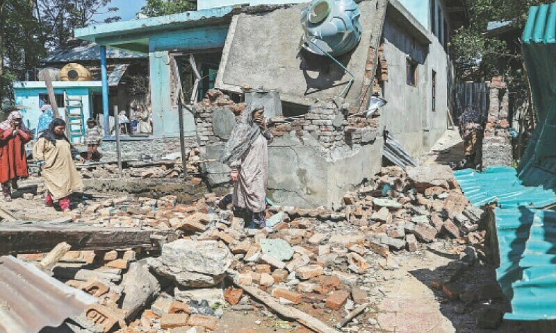 آصف شیخ کی بہن یاسمینہ نے بتایا کہ گھر کی ہر چیز تباہ ہو چکی ہے، اور اس وقت اندر کوئی نہیں تھا — فوٹو: اے ایف پی آصف شیخ کی بہن یاسمینہ نے بتایا کہ گھر کی ہر چیز تباہ ہو چکی ہے، اور اس وقت اندر کوئی نہیں تھا — فوٹو: اے ایف پی