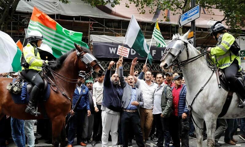 برطانوی نژاد پاکستانیوں اور کشمیریوں نے پاکستان سے اظہار یکجہتی اور بھارتی دھمکیوں کے خلاف مظاہرہ کیا &mdash; فائل فوٹو: اے ایف پی