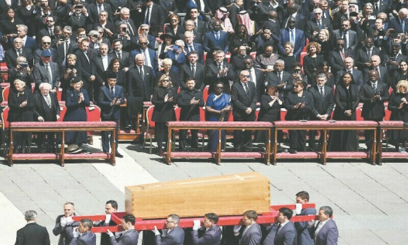 غزہ میں اپنے طرز عمل پر فرانسس کی تنقید سے ناراض اسرائیل نے صرف اپنے سفیر کو جنازے میں بھیجا
—فوٹو: اے ایف پی غزہ میں اپنے طرز عمل پر فرانسس کی تنقید سے ناراض اسرائیل نے صرف اپنے سفیر کو جنازے میں بھیجا
—فوٹو: اے ایف پی