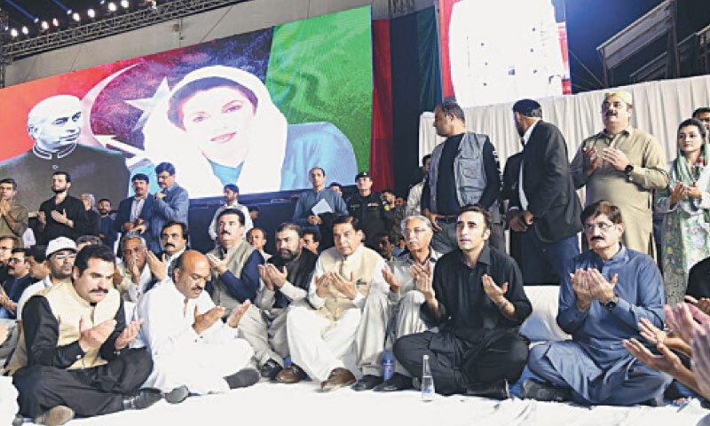 GARHI KHUDA BUKSH: PPP Chairman Bilawal Bhutto-Zardari, Sindh CM Murad Ali Shah, Balochistan CM Sarfraz Bugti, KP Governor Faisal Karim Kundi and other party leaders offer fateha at a ceremony held to mark the death anniversary of PPP founder Zulfikar Ali Bhutto.&mdash;APP