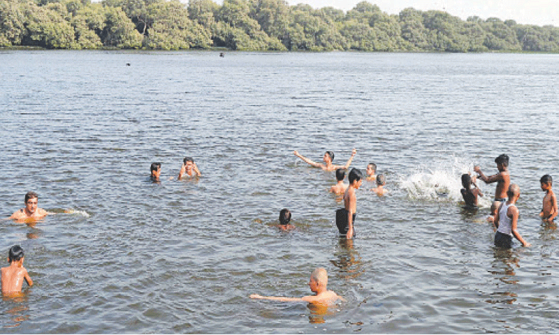 Amid soaring city temperatures, young boys take a dip in the sea near the Native Jetty Bridge. &mdash;PPI