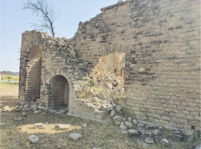 The dilapidated stairs on the side wall of the Tibbi Syedan dak bungalow.