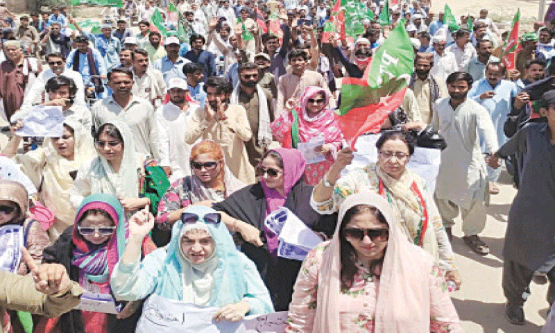 PROTESTERS walk towards the DRO office in Umerkot to hold a sit-in.&mdash;Dawn