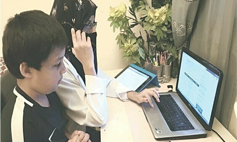 ای ڈاکٹر منصوبے سے منسلک ڈاکٹر آن لائن کنسلٹنسی فراہم کررہی ہیں—تصویر: ایجوکاسٹ ای ڈاکٹر منصوبے سے منسلک ڈاکٹر آن لائن کنسلٹنسی فراہم کررہی ہیں—تصویر: ایجوکاسٹ