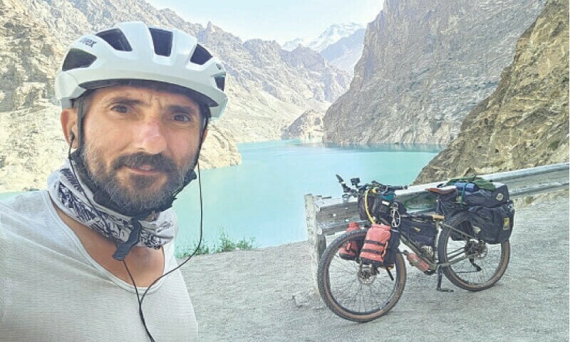 پاؤل ملاشکو کراچی سے سائیکل چلا کر گلگت پہنچے ہیں، اور تقریباً 1900 کلومیٹر کا فاصلہ طے کیا ہے
&mdash;