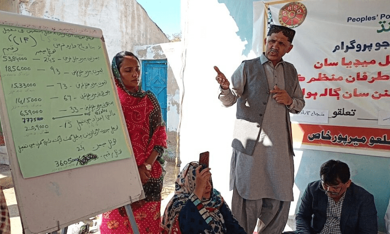  SRSO&rsquo;s CEO Muhammad Dittal Kalhoro explains their work model. &mdash; Photo by the author 