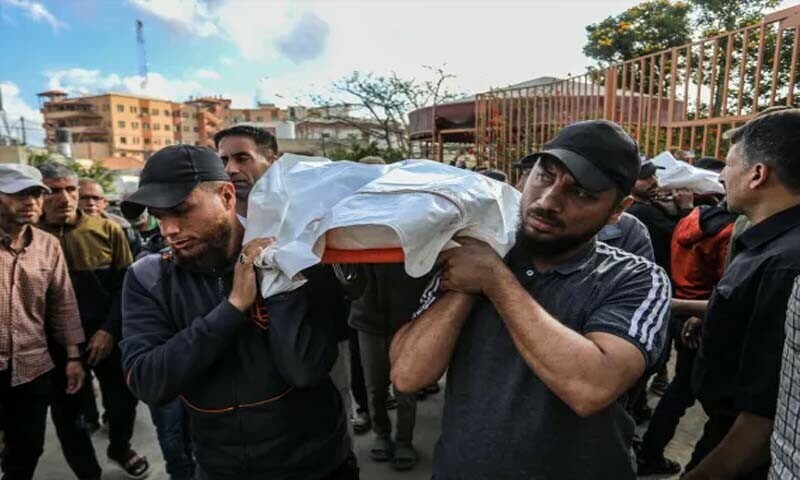 غزہ کے علاقے الکرمہ میں الروموز ٹاور پر حملے میں شہید 15 افراد کی لاشیں نکال لی گئیں — فوٹو: بشکریہ انادولو غزہ کے علاقے الکرمہ میں الروموز ٹاور پر حملے میں شہید 15 افراد کی لاشیں نکال لی گئیں — فوٹو: بشکریہ انادولو