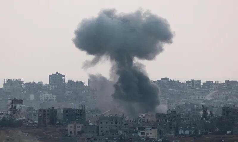 یہودی آبادکاروں نے گزشتہ شب فلسطینی کاشتکاروں کے زیتون کے متعدد درخت بھی کاٹ دیے تھے — فوٹو: رائٹرز