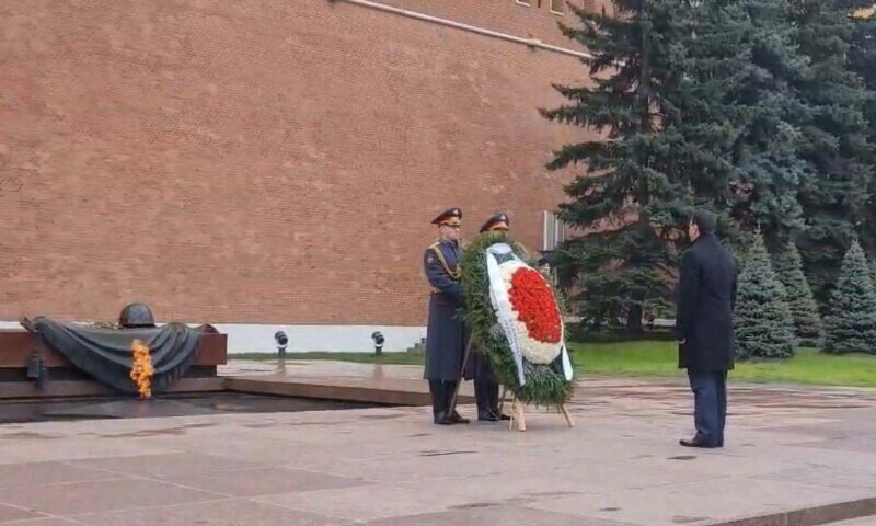 Senate Chairman Syed Yousaf Raza Gilani pays tribute at Tomb of the Unknown Soldier in Moscow, May 12, 2025. &mdash; Senate of Pakistan website