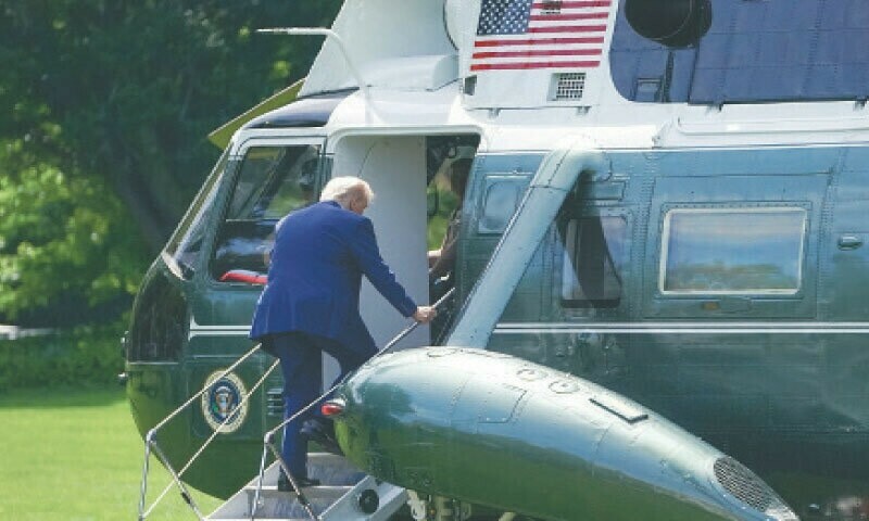 نیتن یاہو کو امریکی نژاد یرغمالی ایڈن الیگزینڈر کی رہائی پر تنقید کا سامنا کرنا پڑا — فوٹو: رائٹرز نیتن یاہو کو امریکی نژاد یرغمالی ایڈن الیگزینڈر کی رہائی پر تنقید کا سامنا کرنا پڑا — فوٹو: رائٹرز