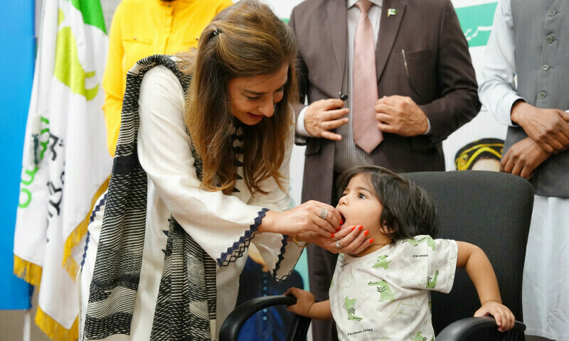 وزیراعظم کی فوکل پرسن برائے انسداد پولیو عائشہ رضا فاروق نے بچوں کو قطرے پلاکر مہم کا افتتاح کیا&mdash; فوٹو: پاک فائٹ پولیو، ایکس