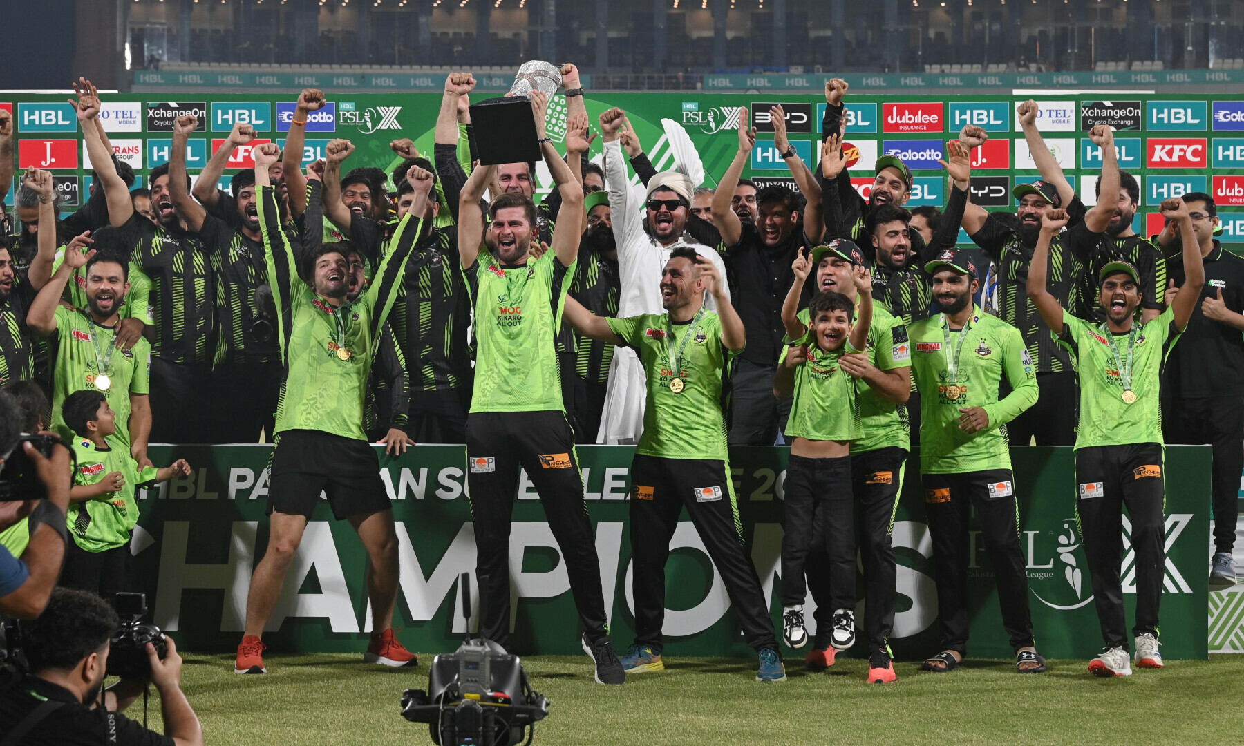 LAHORE Qalandars’ captain Shaheen Shah Afridi lifts the trophy with other players during the victory ceremony at the end of the PSL final cricket match against Quetta Gladiators at the Gaddafi Stadium in Lahore on Sunday.—M. Arif / White Star