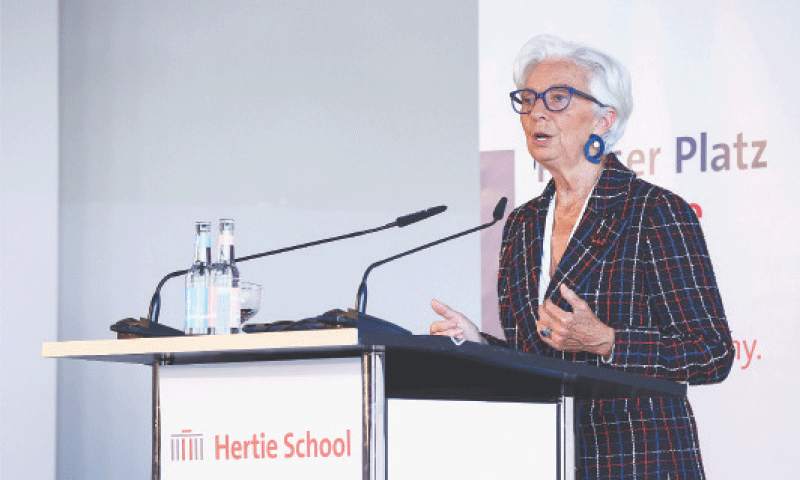 صدر یورپی بینک کرسٹین لاگارڈ برلن کے ہرٹی اسکول میں تقریر کرتے ہوئے &mdash; فوٹو: رائٹرز