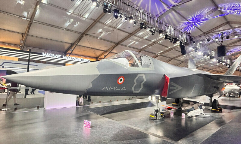 ایڈوانسڈ میڈیم کومبیٹ ایئرکرافٹ (AMCA) اسٹیلتھ طیارے کا ایک ماڈل۔ ( فوٹو: بھارتی وزارت دفاع ایکس اکاؤنٹ ) ایڈوانسڈ میڈیم کومبیٹ ایئرکرافٹ (AMCA) اسٹیلتھ طیارے کا ایک ماڈل۔ ( فوٹو: بھارتی وزارت دفاع ایکس اکاؤنٹ )