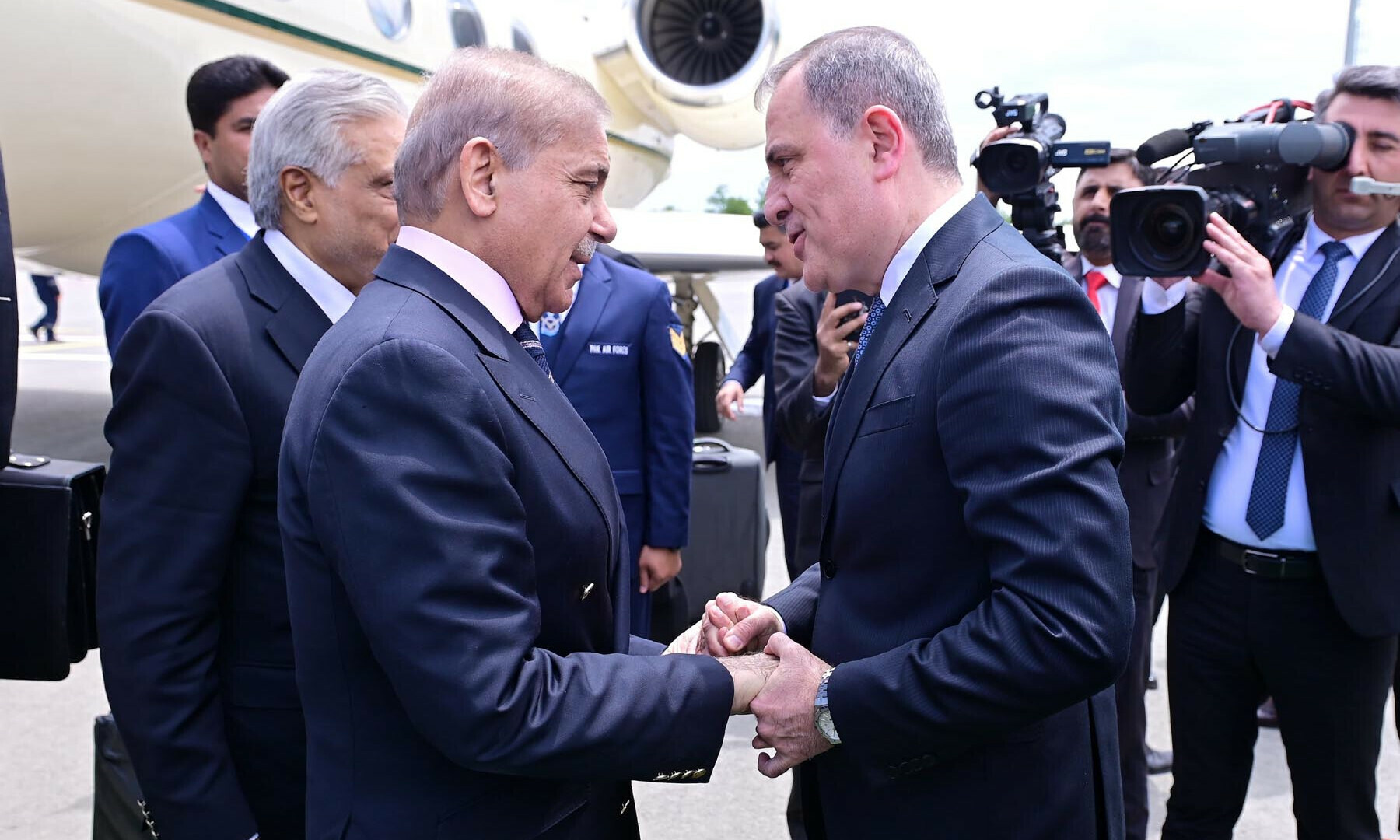 Prime Minister Shehbaz Sharif is being received by Azerbaijan Foreign Minister Jeyhun Bayramov in Lachin, Azerbaijan on May 27. — PID