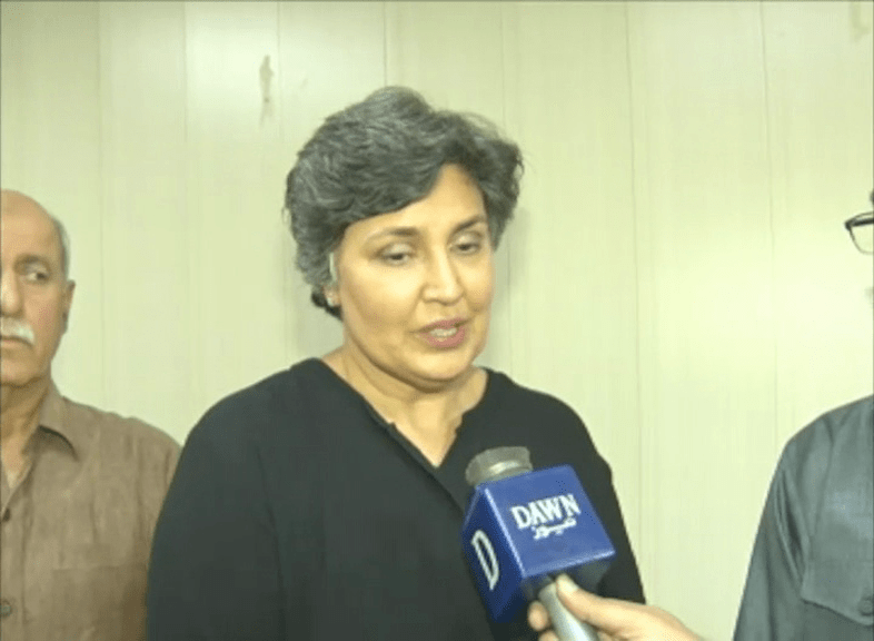 ڈاکٹر دینا خان نے اپنے والد کی ملک و قوم کی خدمت کے بارے میں بتایا
—فوٹو: ڈان نیوز ڈاکٹر دینا خان نے اپنے والد کی ملک و قوم کی خدمت کے بارے میں بتایا
—فوٹو: ڈان نیوز