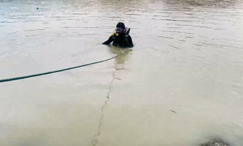 غوطہ خور دو مسافروں کو تلاش کررہے ہیں — فوٹو: ڈان نیوز غوطہ خور دو مسافروں کو تلاش کررہے ہیں — فوٹو: ڈان نیوز