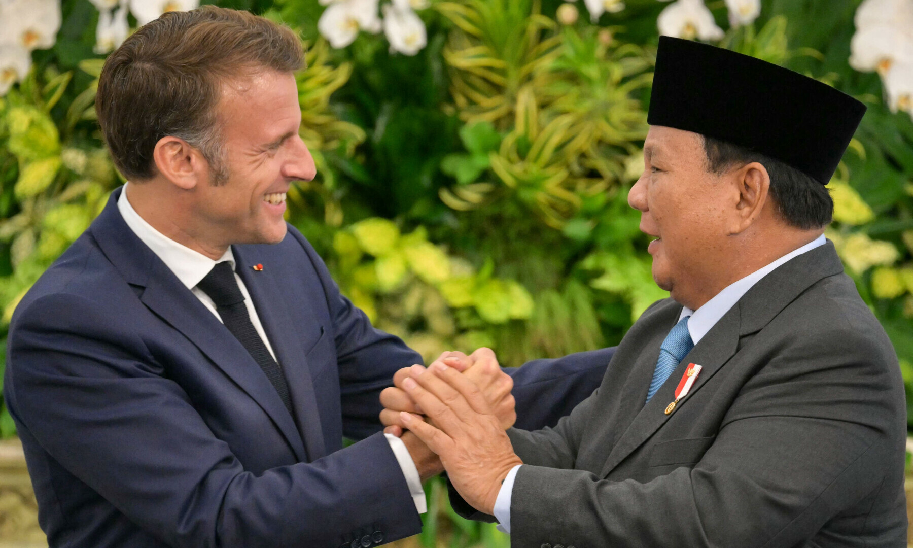 FRENCH President Emmanuel Macron and his Indonesian counterpart Prabowo Subianto shake hands during a presser.—AFP FRENCH President Emmanuel Macron and his Indonesian counterpart Prabowo Subianto shake hands during a presser.—AFP