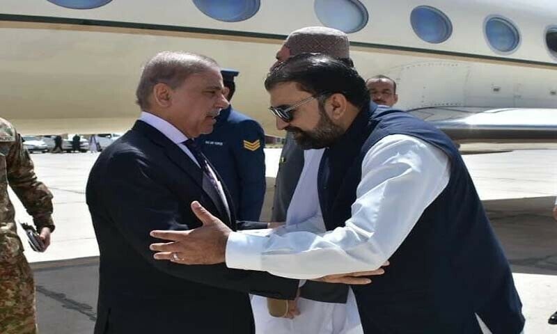 وزیراعظم ایک روزہ دورے پر کوئٹہ پہنچے ہیں، جہاں وہ قبائلی جرگے میں شرکت کریں گے &mdash; فوٹو: ڈان نیوز