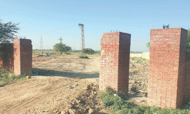 The entrance of the ideally-located 800 kanal land along G.T. Road near Ghungrila railway station.