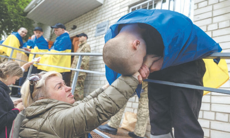 A former Ukrainian prisoner of war comforts a relative whose loved one is still missing, after Moscow and Kyiv released 205 prisoners each.&mdash;Reuters