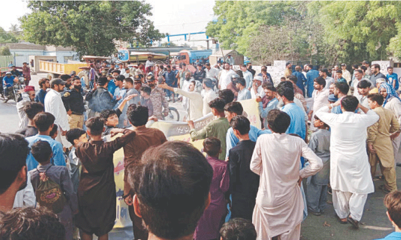 Law enforcers persuade residents of Nusrat Bhutto Colony and North Nazimabad to end their protest over water shortage and open the road for traffic at Sakhi Hassan hydrant.&mdash;PPI