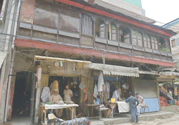 An old dilapidated building built before Partition shows signs of Anglo-Indian architecture.