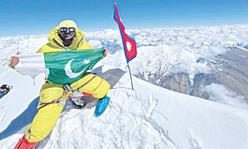 SAJID Ali Sadpara holds Pakistan&rsquo;s flag at the summit of Dhaulagiri in Nepal.&mdash;Instagram / sajidalisadpara