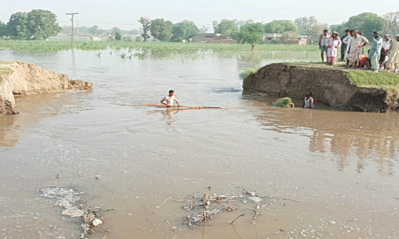 RAHIM YAR KHAN: Water inundates fields after a breach occurred in the Ahmed Wah canal. &mdash; Dawn