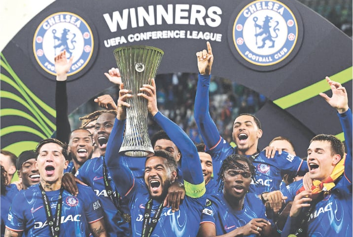 CHELSEA captain Reece James lifts the trophy as his team-mates celebrate after their victory in the UEFA Conference League final.—AFP