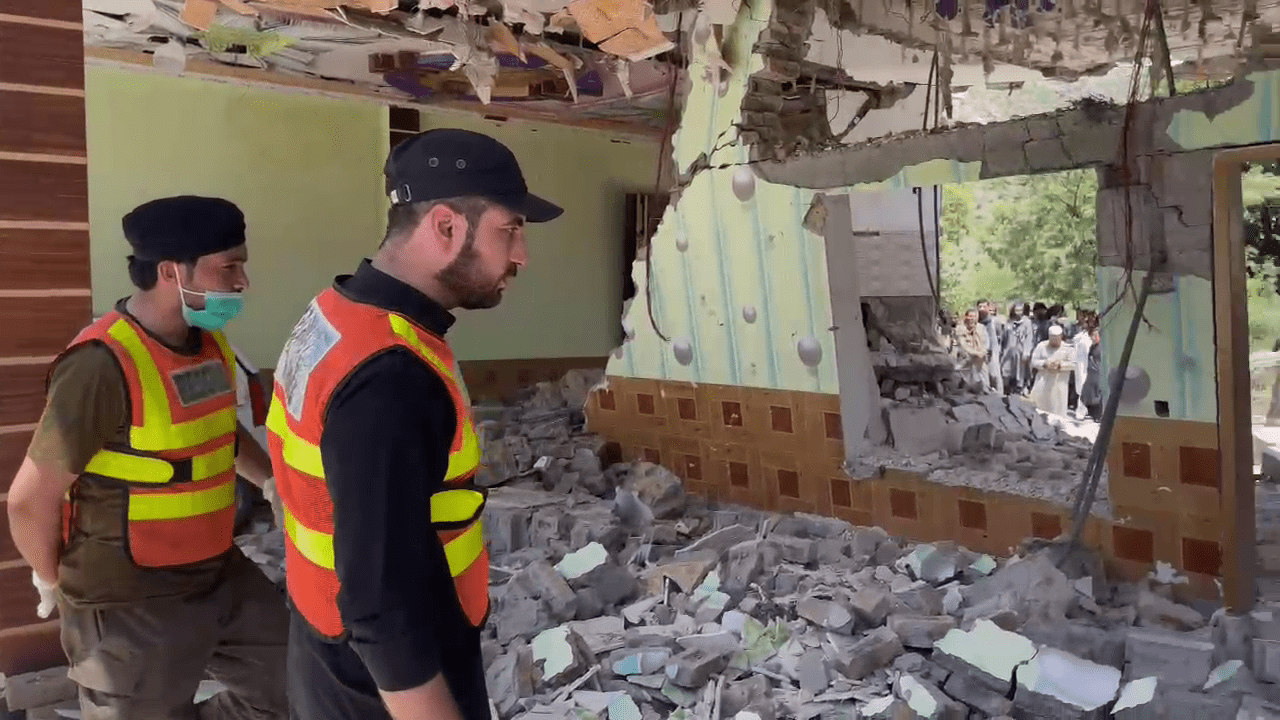 حکام کے مطابق مرنے والوں کی لاشیں قانونی کارروائی کے بعد ورثا کے سپرد کی جائیں گی
— فوٹو:ڈان نیوز حکام کے مطابق مرنے والوں کی لاشیں قانونی کارروائی کے بعد ورثا کے سپرد کی جائیں گی
— فوٹو:ڈان نیوز