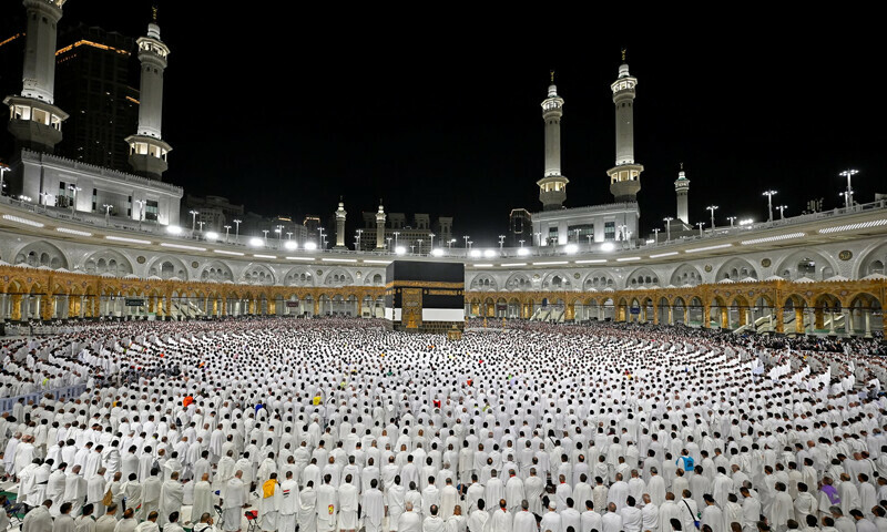 گزشتہ رات 13 لاکھ سے زائد عازمین حج نے خانہ کعبہ میں نماز عشا ادا کی &mdash; فوٹو: رائٹرز