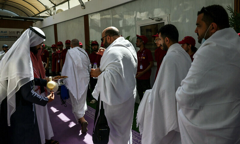 مناسک حج کے آغاز پر عازمین حج منیٰ پہنچ رہے ہیں&mdash; فوٹو: رائٹرز