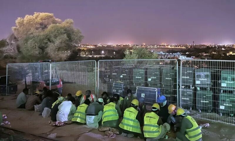 تارکینِ وطن ورکرز ریاض کے پاس تعمیرانی مقام پر—تصویر: اے پی تارکینِ وطن ورکرز ریاض کے پاس تعمیرانی مقام پر—تصویر: اے پی